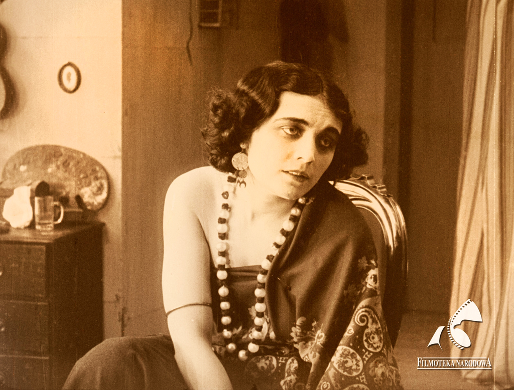 Pola Negri w filmie "Mania. Historia pracownicy fabryki papierosów", reżyseria Eugen Illés, 1918., fot. Filmoteka Narodowa/www.fototeka.fn.org.pl